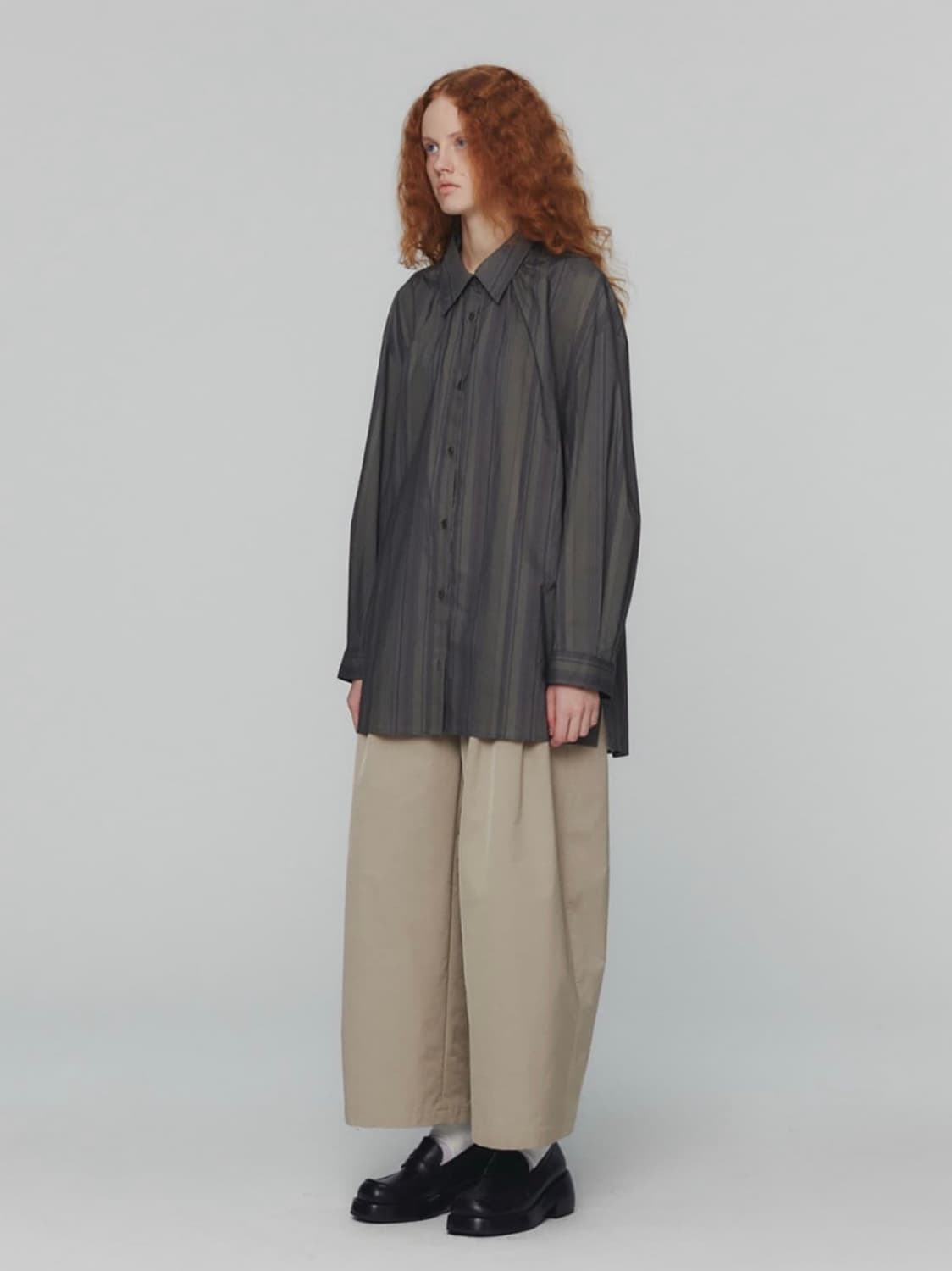 아모멘토 우먼 넥 셔링 오버사이즈 셔츠 스트라이프 - 24FW 상품이미지4
