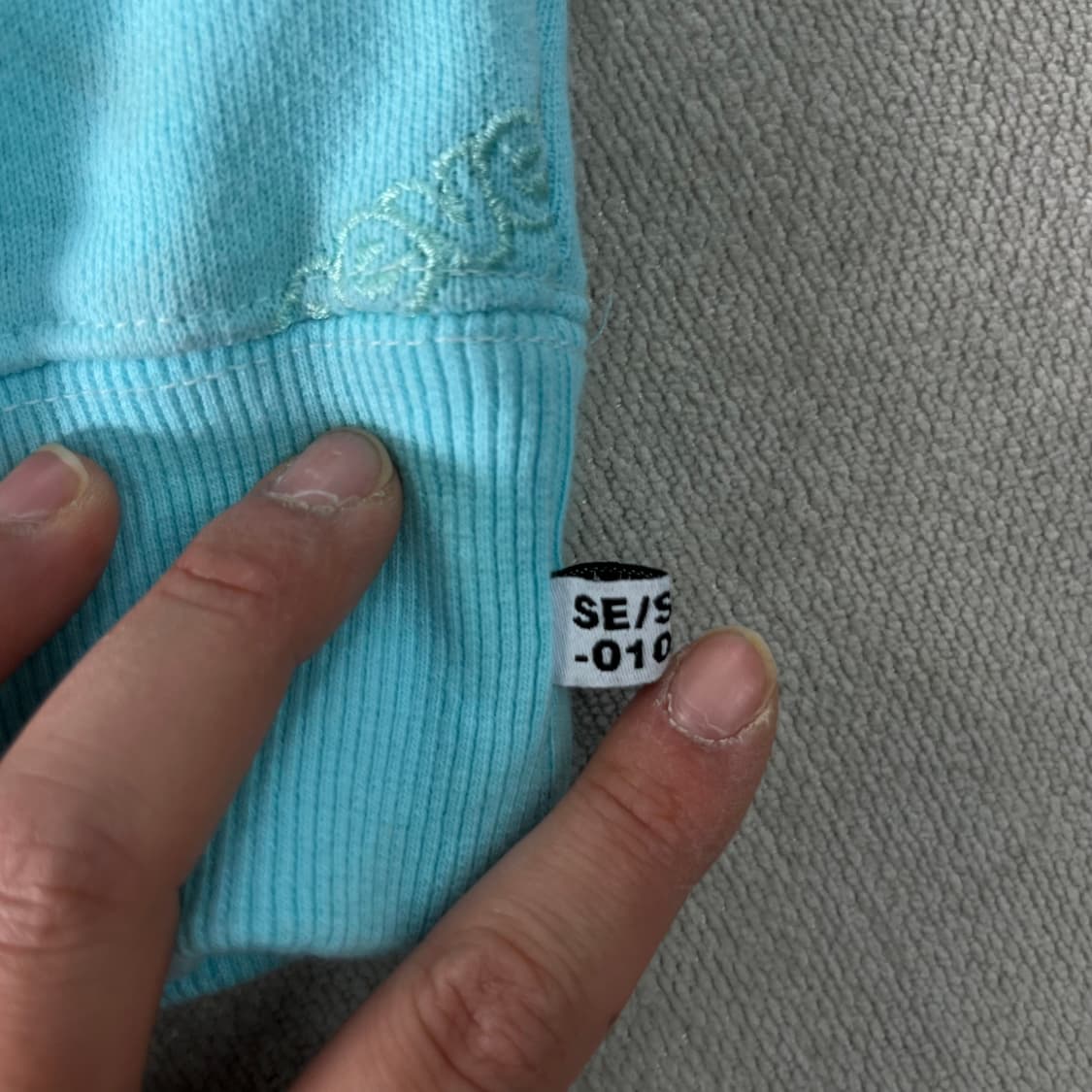 100 디스이즈네버뎃 자수로고 화이트 스카이 맨투맨 상품이미지4