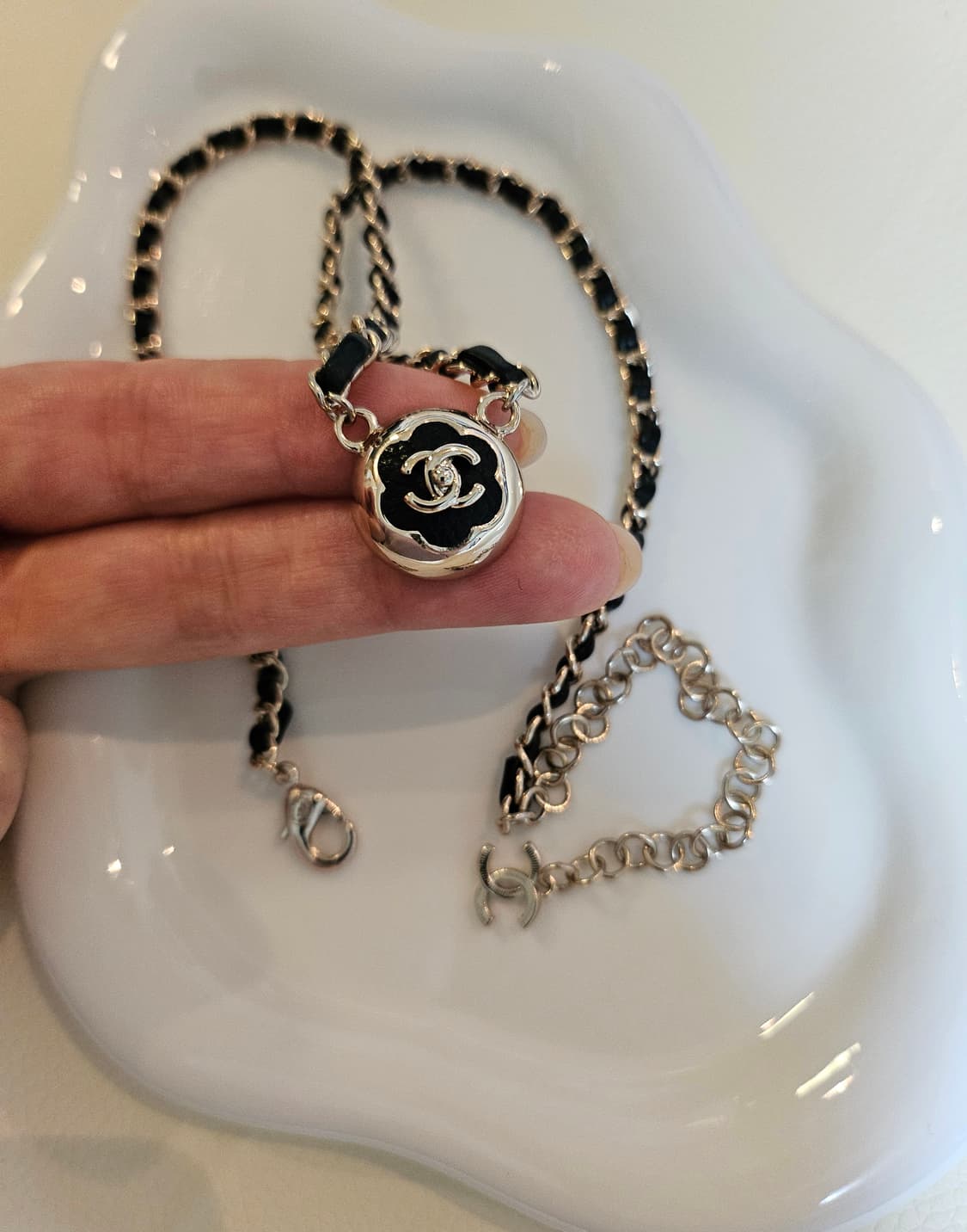 샤넬 블랙 투톤 까멜리아 턴락 가죽체인 목걸이 업사이클링  상품이미지2
