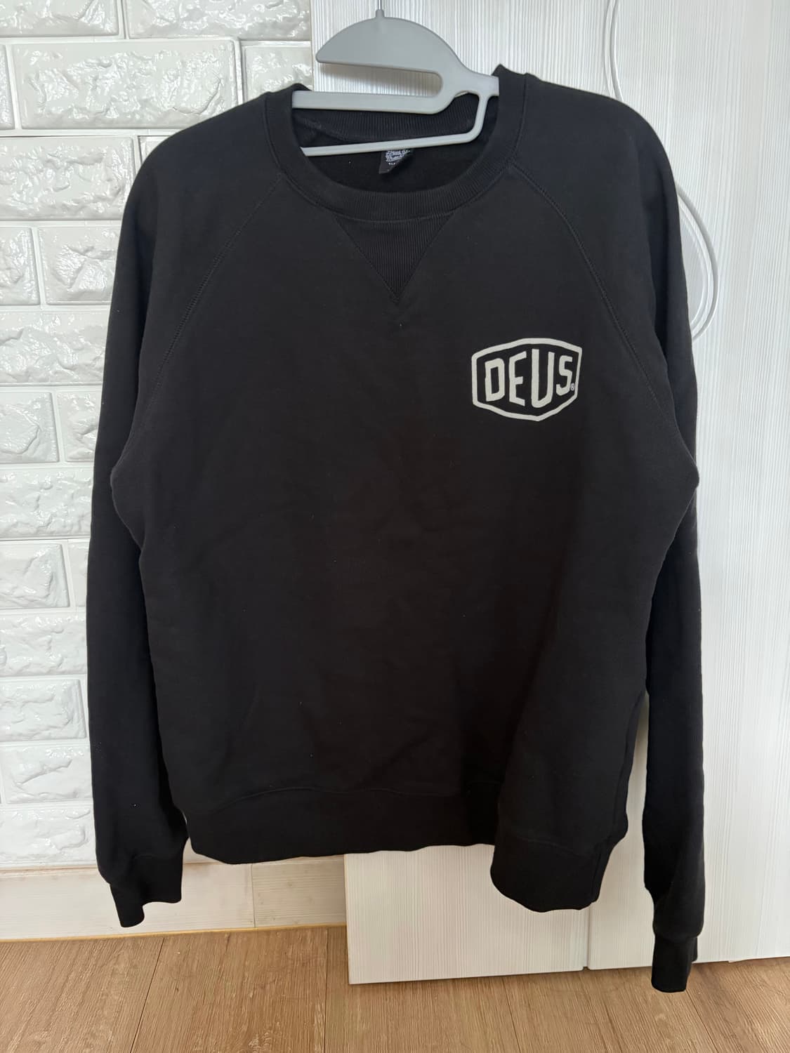 데우스 엑스 마키나 서울 어드레스 크루넥 블랙 상품이미지1