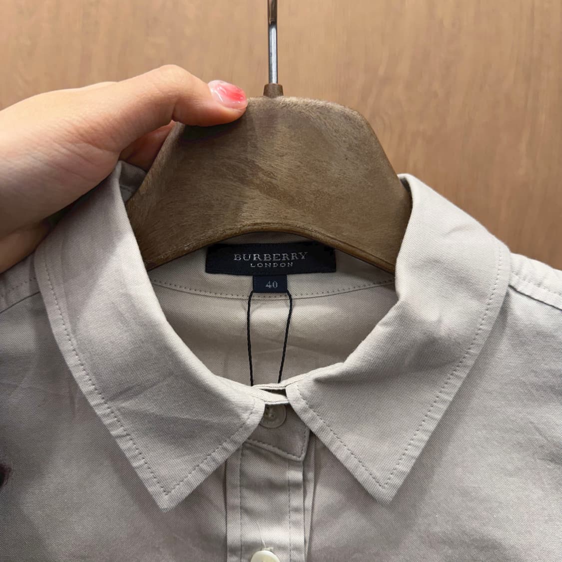 버버리 런던 코튼 7부 셔츠 로고 자수 디테일 레귤러핏 베이지 상품이미지6