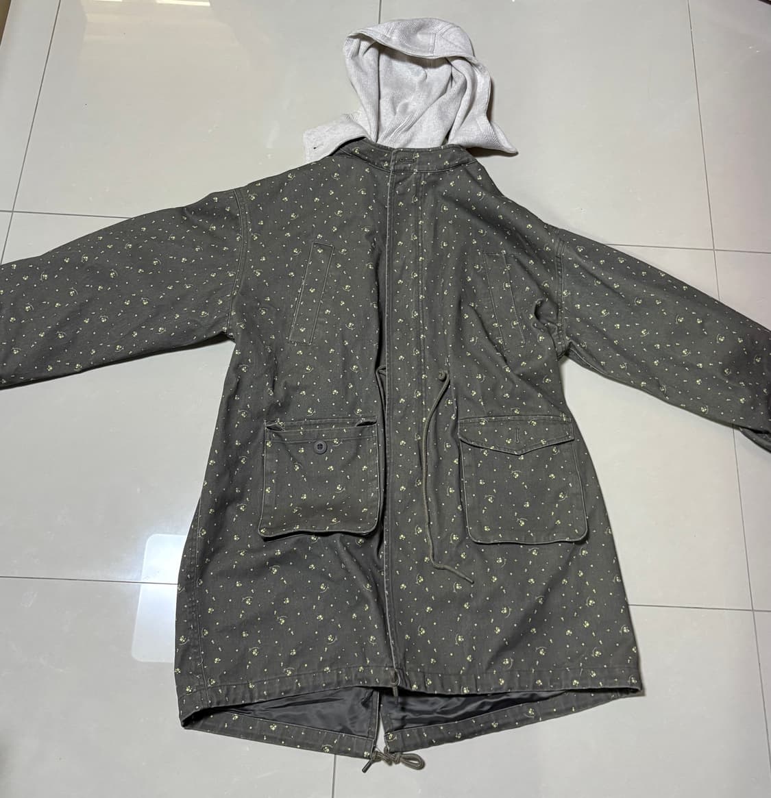 더뮤지엄비지터  FLORAL FISHTAIL JACKET (KHAKI) 상품이미지2