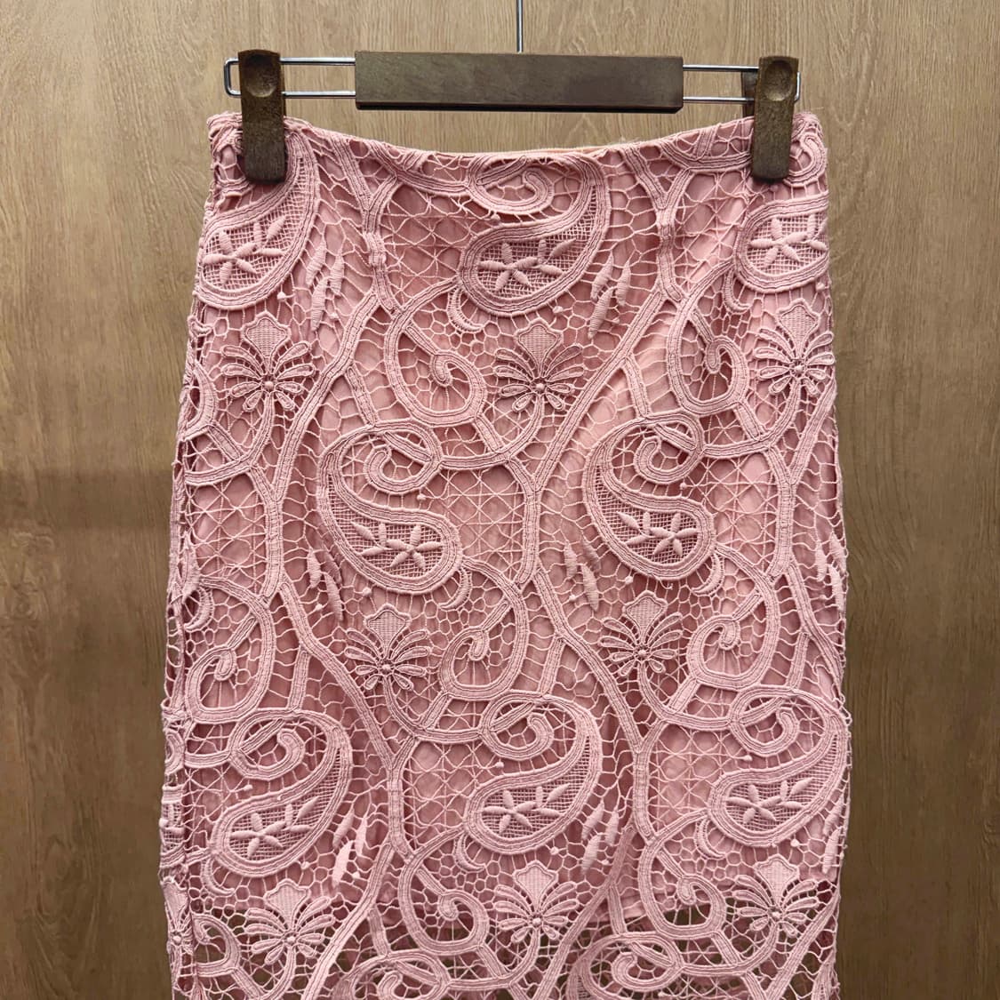 산드로 플로럴 패턴 레이스 미디 스커트 시스루 디테일 슬림핏 핑크 상품이미지4