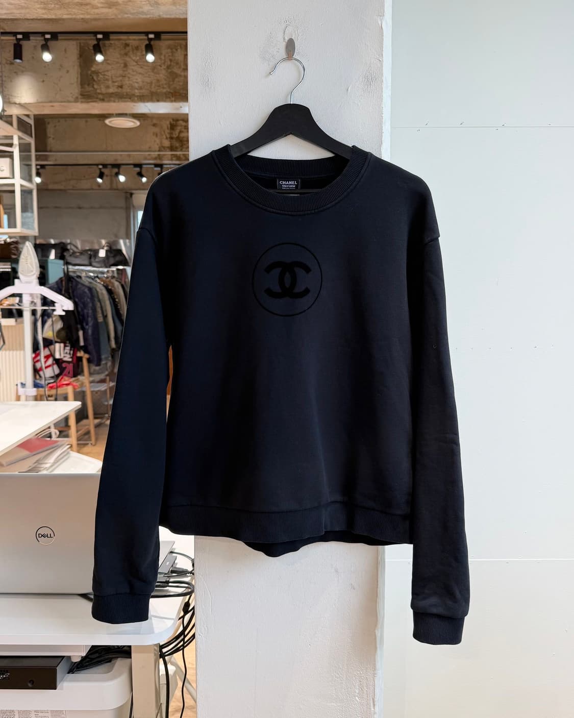 샤넬 유니폼 블랙 로고 자수 스웻 셔츠  상품이미지2