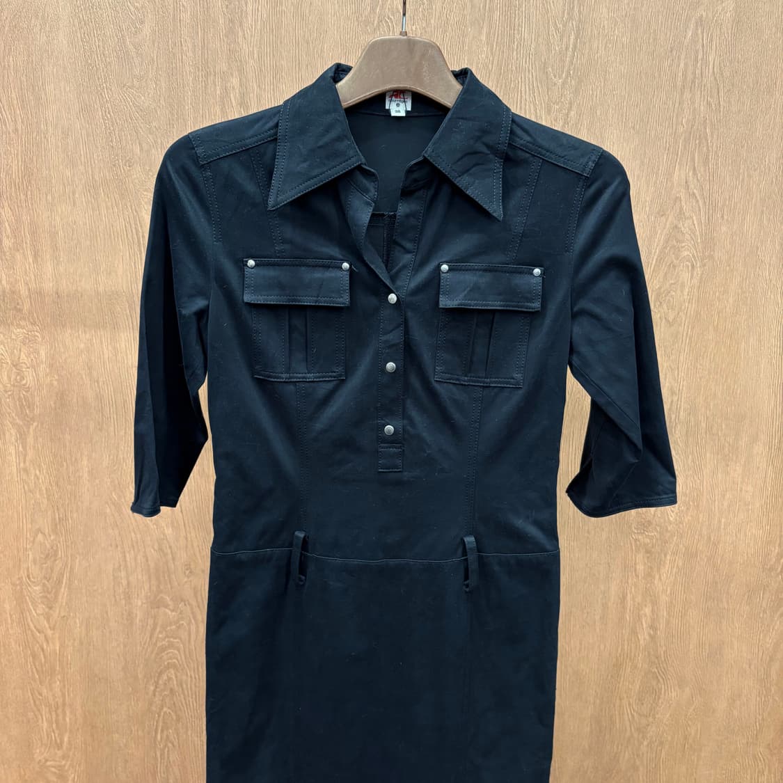 꾸레쥬 5부 오픈 카라 미디 원피스 플랩 포켓 디테일 H라인 블랙 상품이미지4