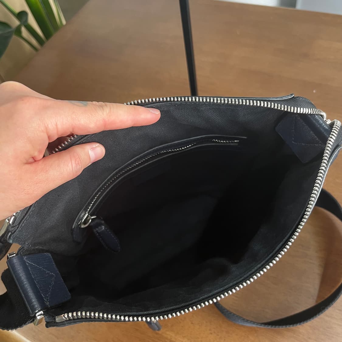 페레가모 남성 레더 크로스백 상품이미지5