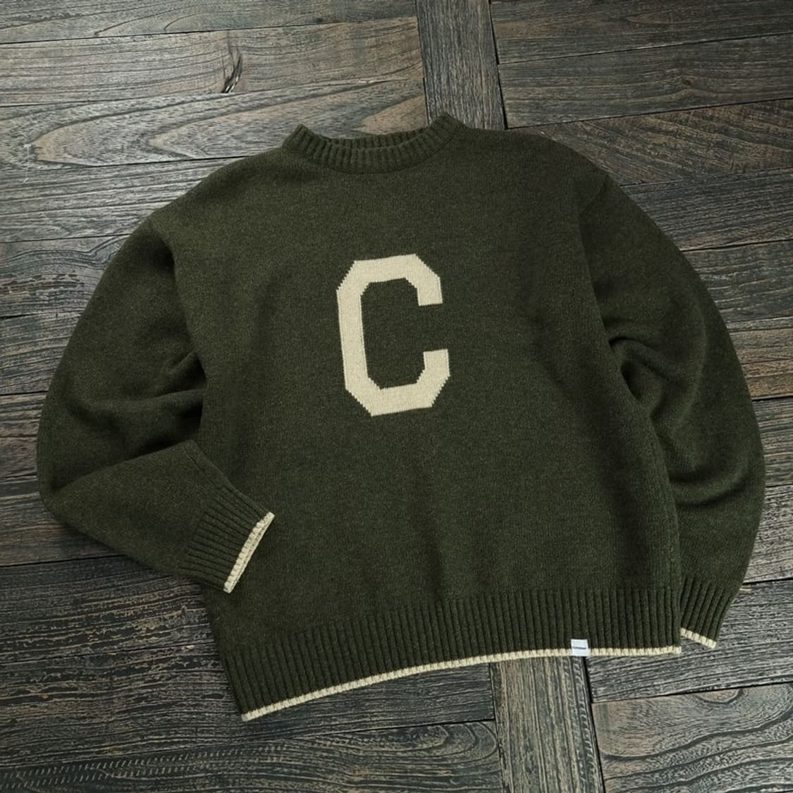 [커버낫] C 로고 그래픽 쟈카드 오버핏 니트 M18979 상품이미지1