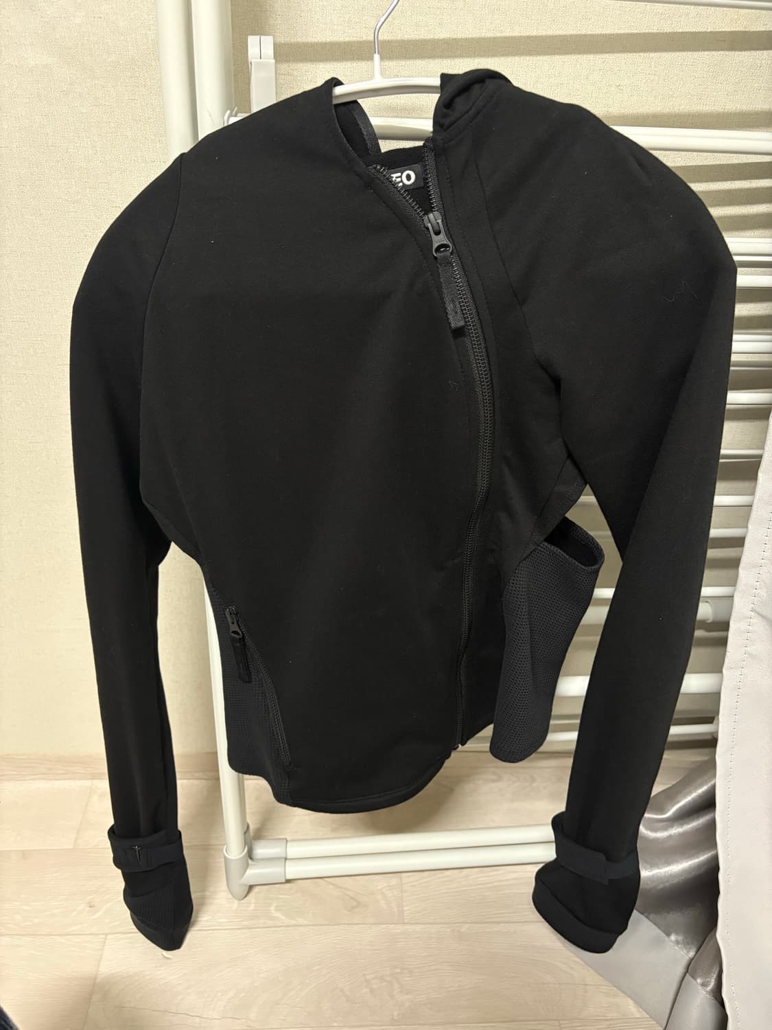 hyeinseo Hooded Asymmetric Zip Top 블랙 상품이미지3