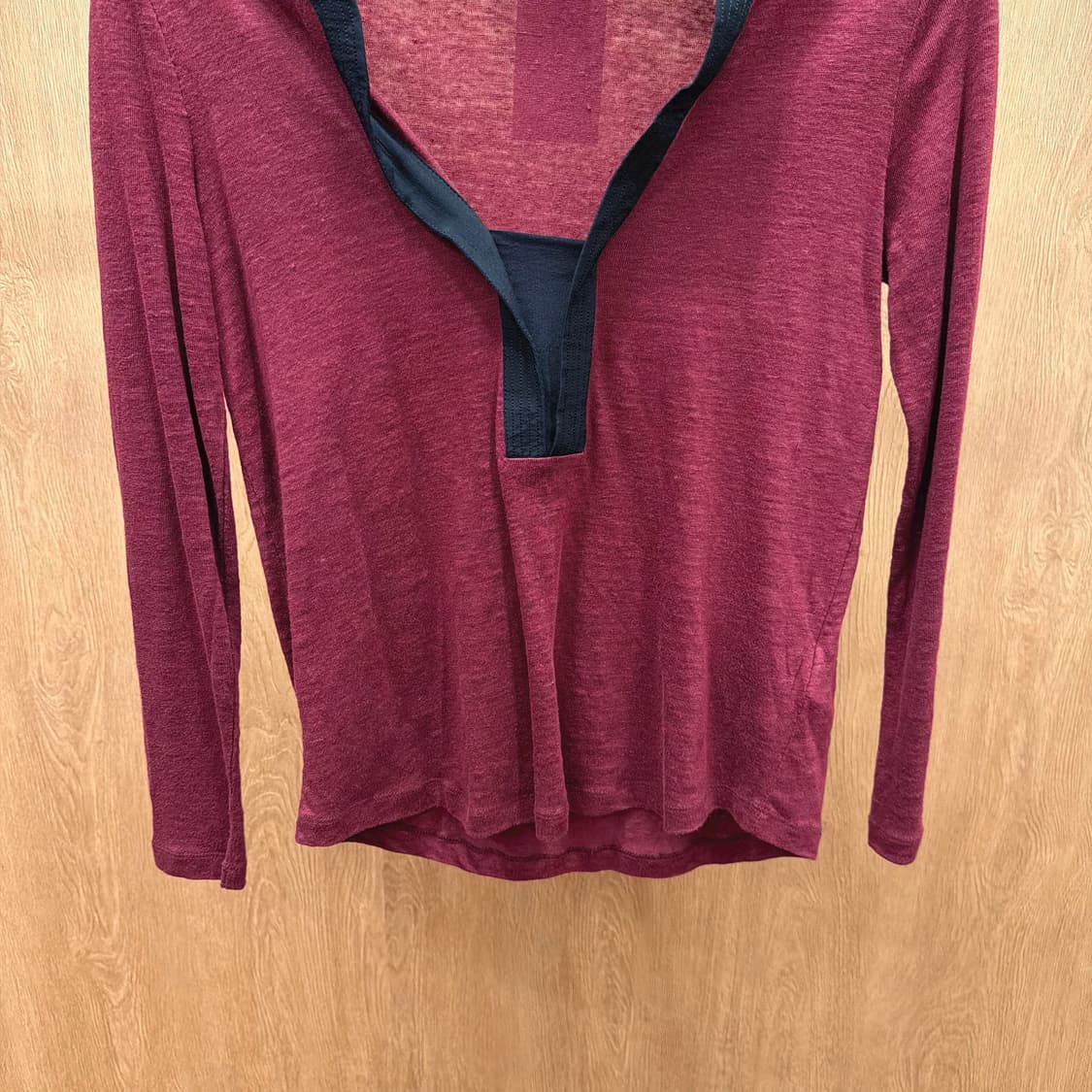 산드로 코튼 롱슬리브 티셔츠 브이넥 배색 라인 디테일 레귤러핏 버건디 상품이미지5