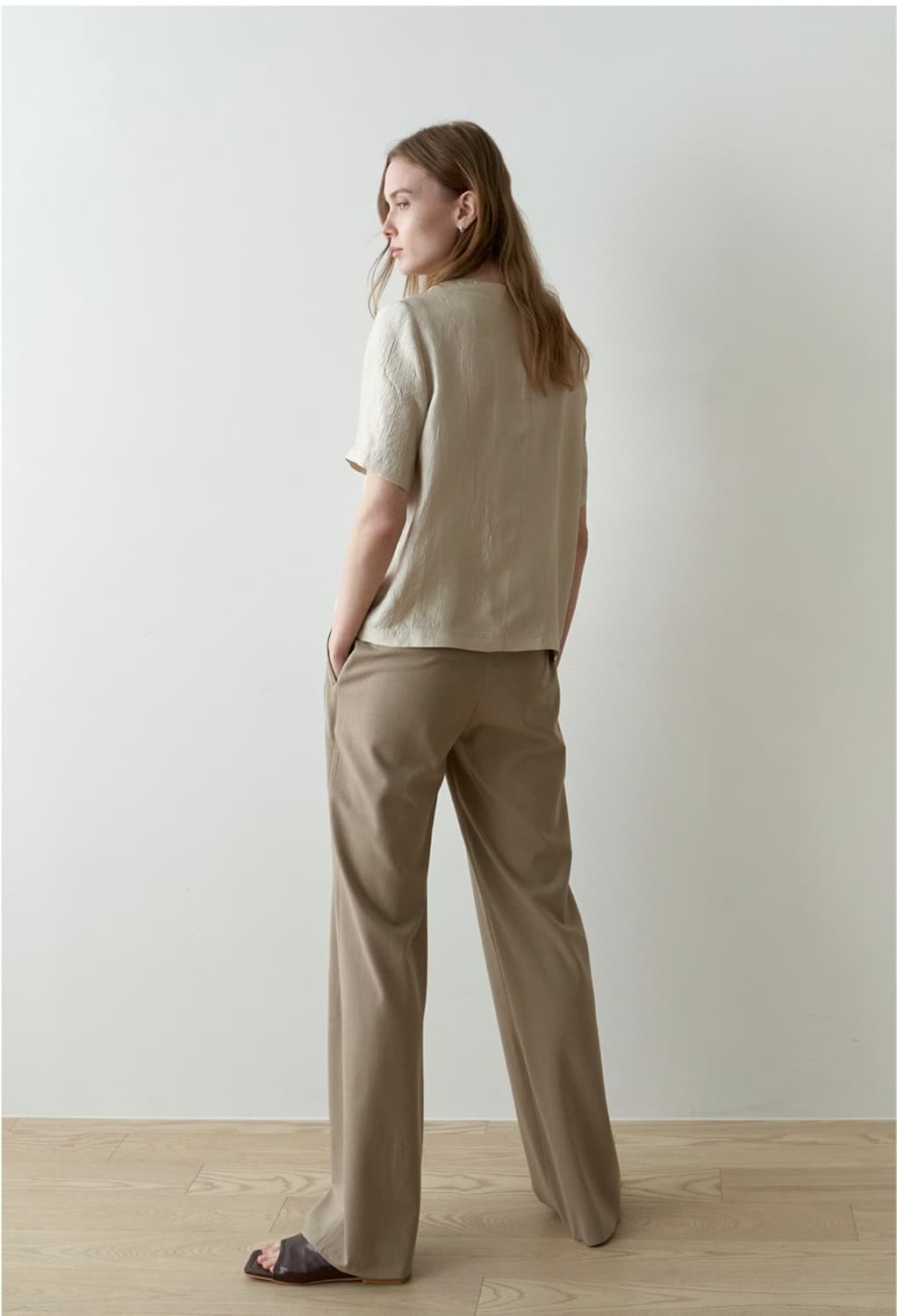 스텝어라운드 라운드넥 블라우스  상품이미지2