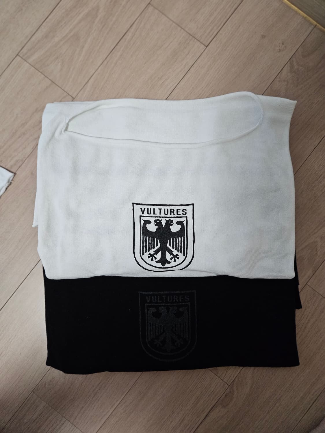 이지 벌쳐스 머천 티셔츠 4종 상품이미지3