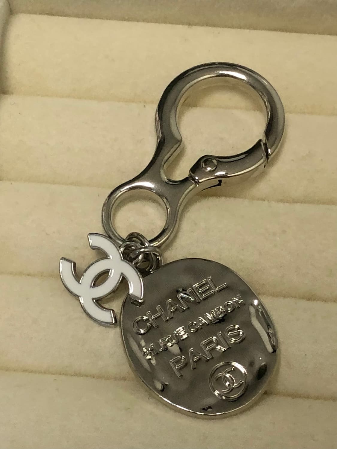 샤넬 업사이클링 스탬프 키링 상품이미지1