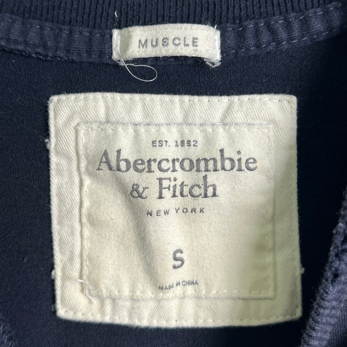 아베크롬비 네이비 머슬핏 반팔 티셔츠 S 상품이미지3