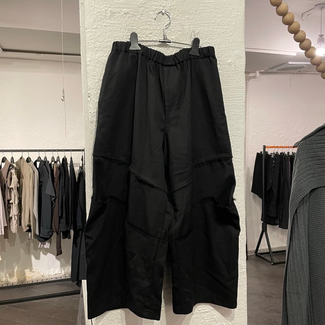 꼼데가르송 블랙 컷아웃 벌룬팬츠 상품이미지1