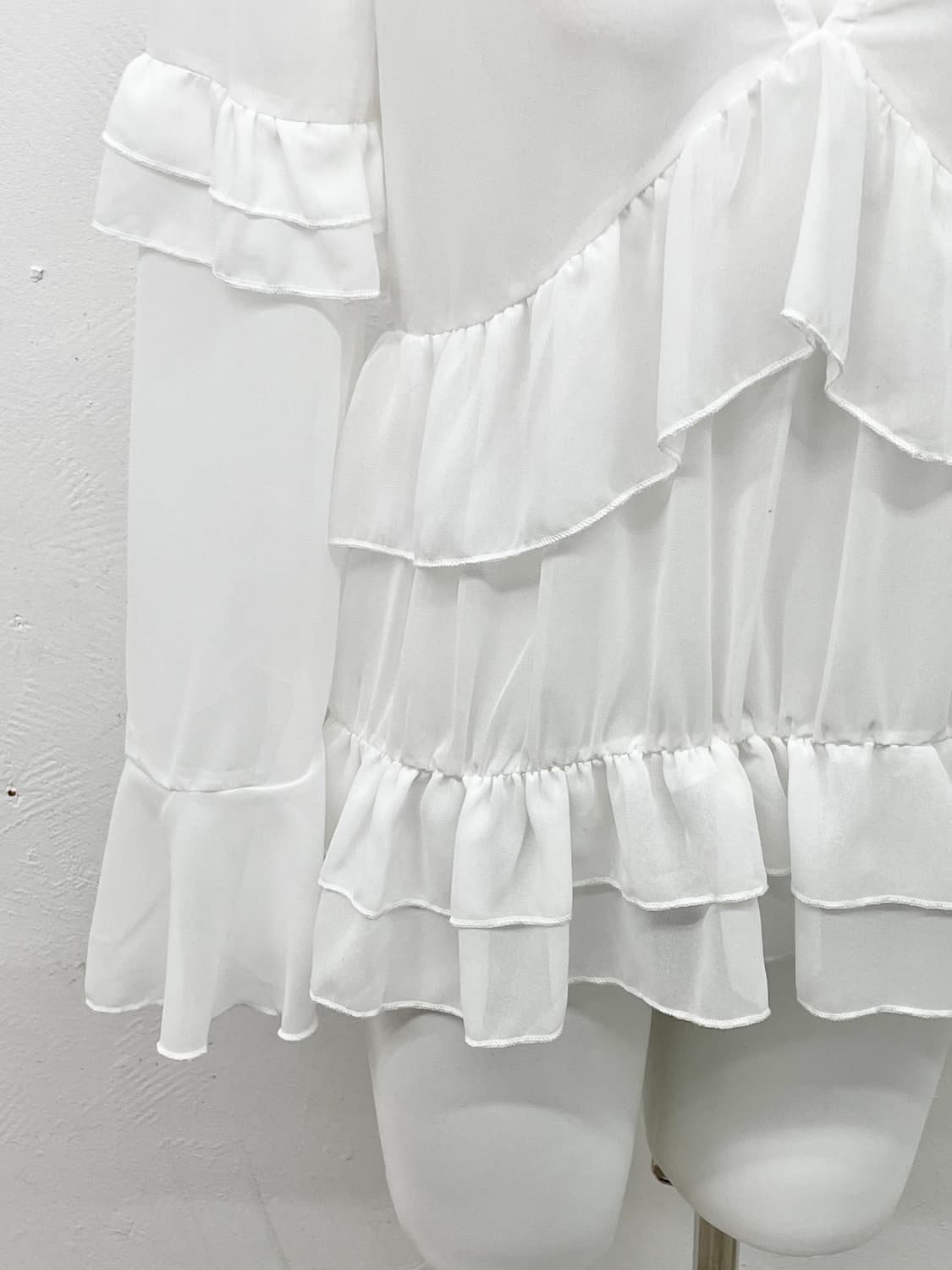 화이트 시어 프릴 블라우스 상품이미지3