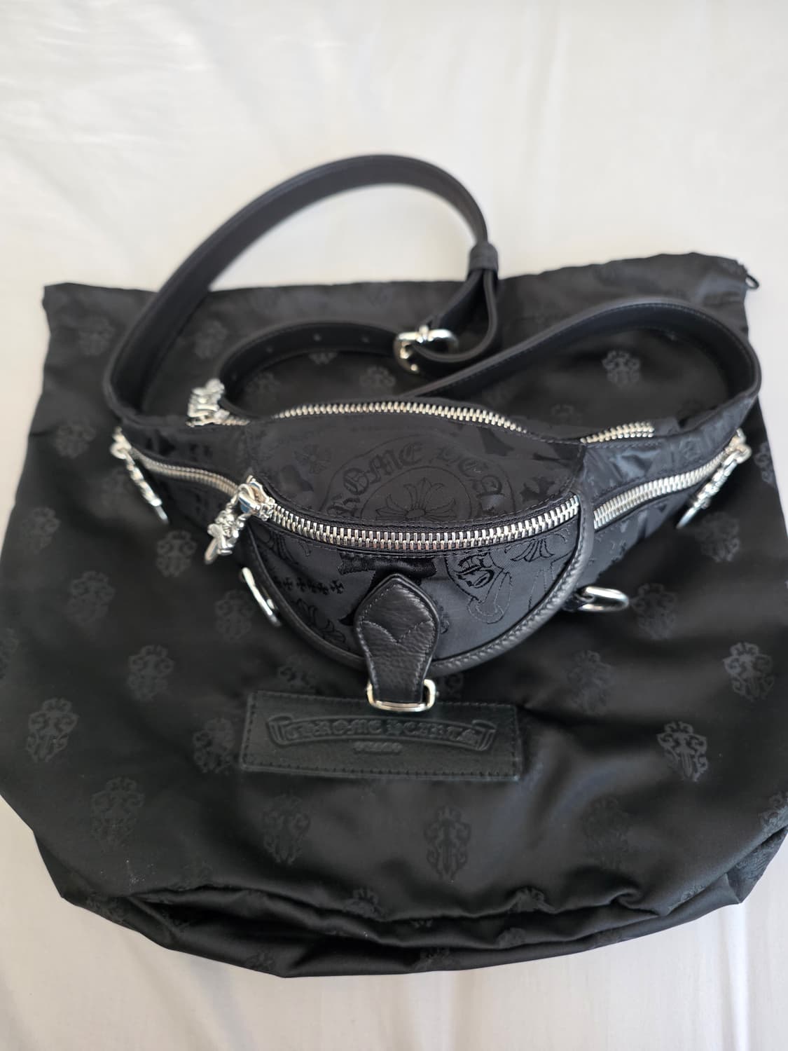 [FREE] 크롬하츠 미니 스냇팩 멀티모티프 나일론 블랙 힙색 슬링백 상품이미지1