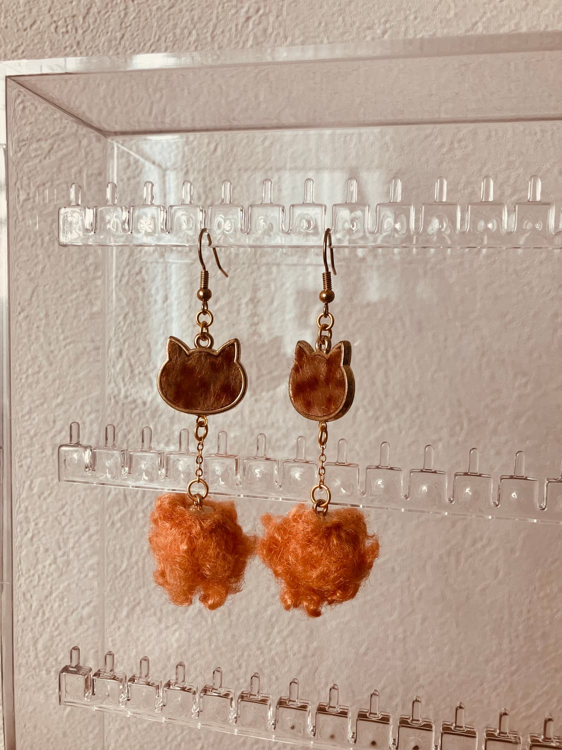 고양이 얼굴+폼폼 드롭귀걸이 상품이미지1