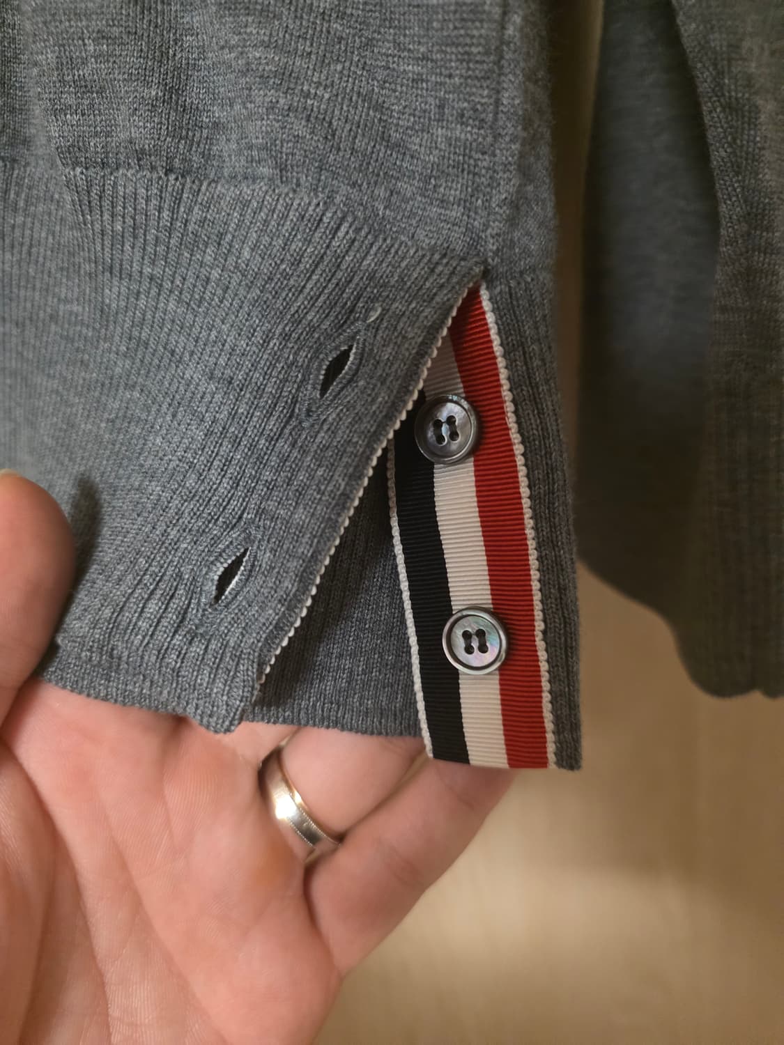 톰브라운 사선완장 메리노울 니트 4사이즈 그레이 상품이미지3