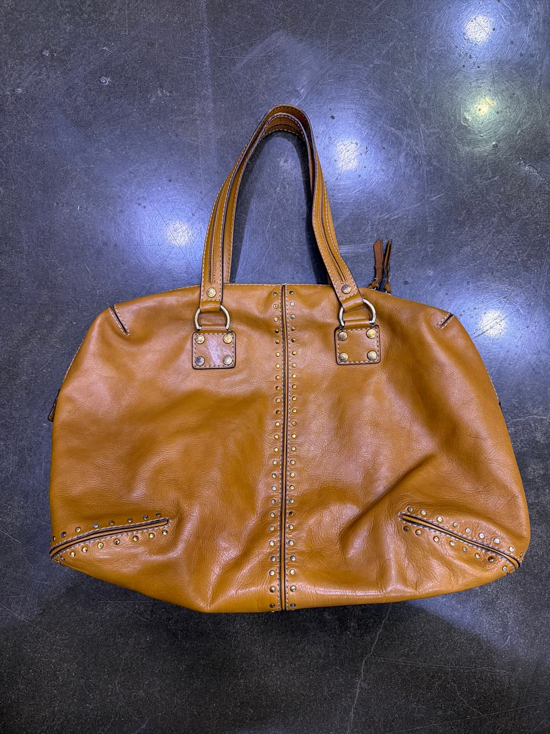 마이클코어스 아스터 스터드 카멜 레더 토트백 👜 상품이미지1