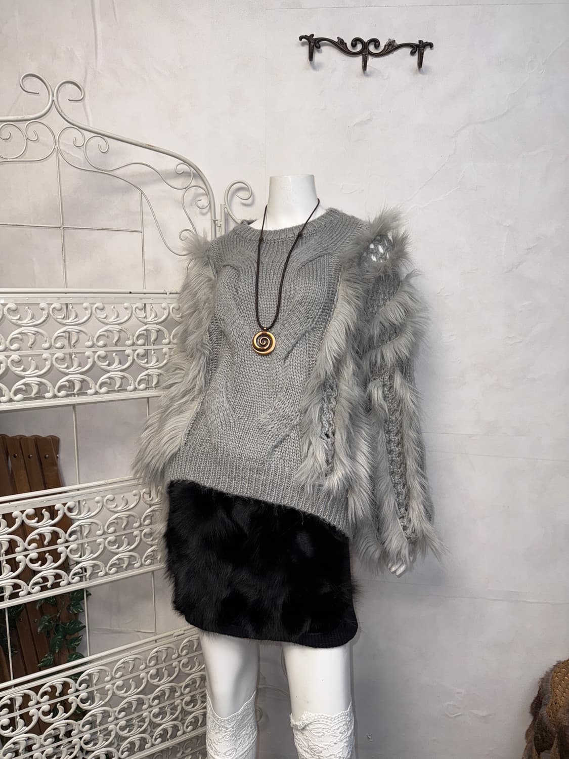 Gray grunge fur trimming over knit 상품이미지4