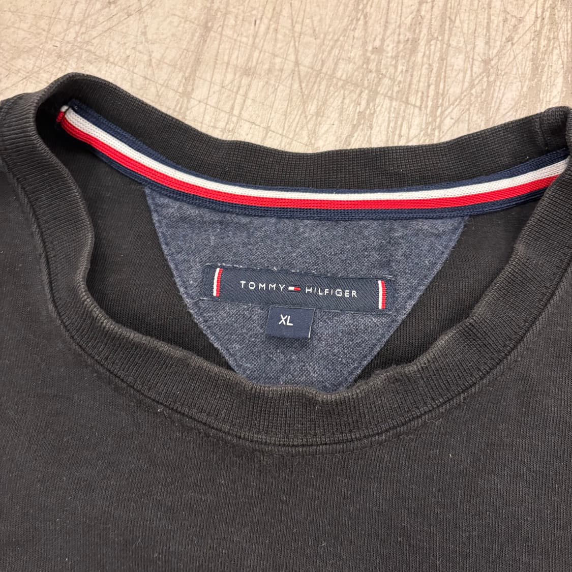 타미힐피거 블랙 스몰로고 맨투맨 상품이미지3