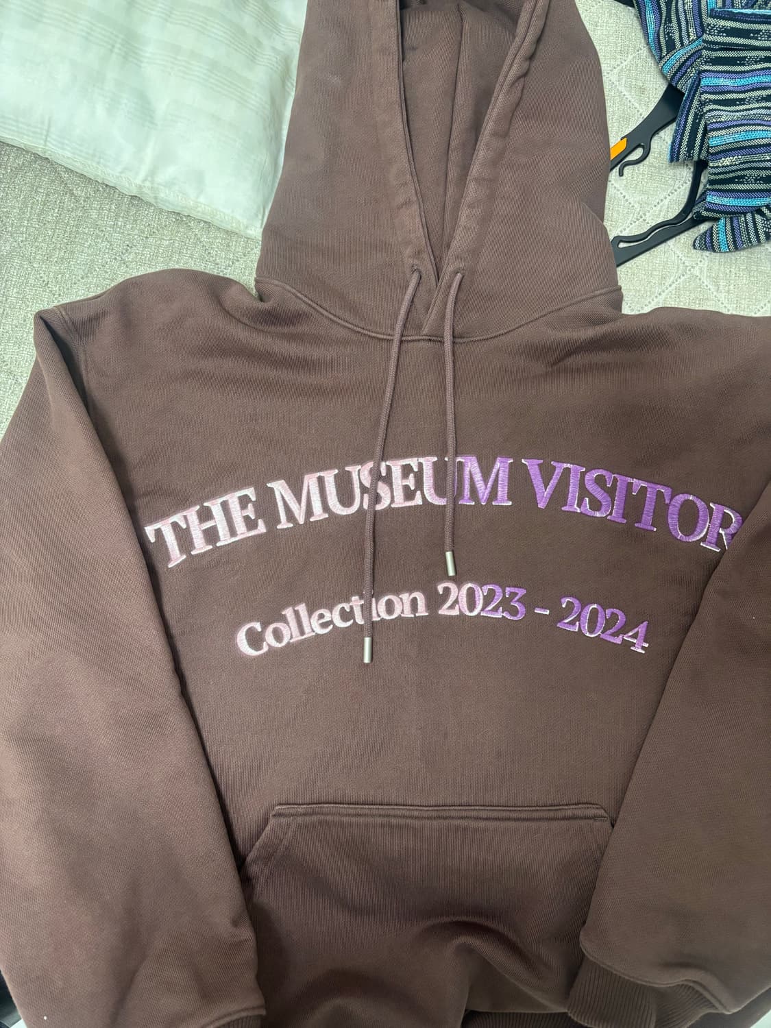 더뮤지엄비지터 스프레이 후드티 상품이미지2