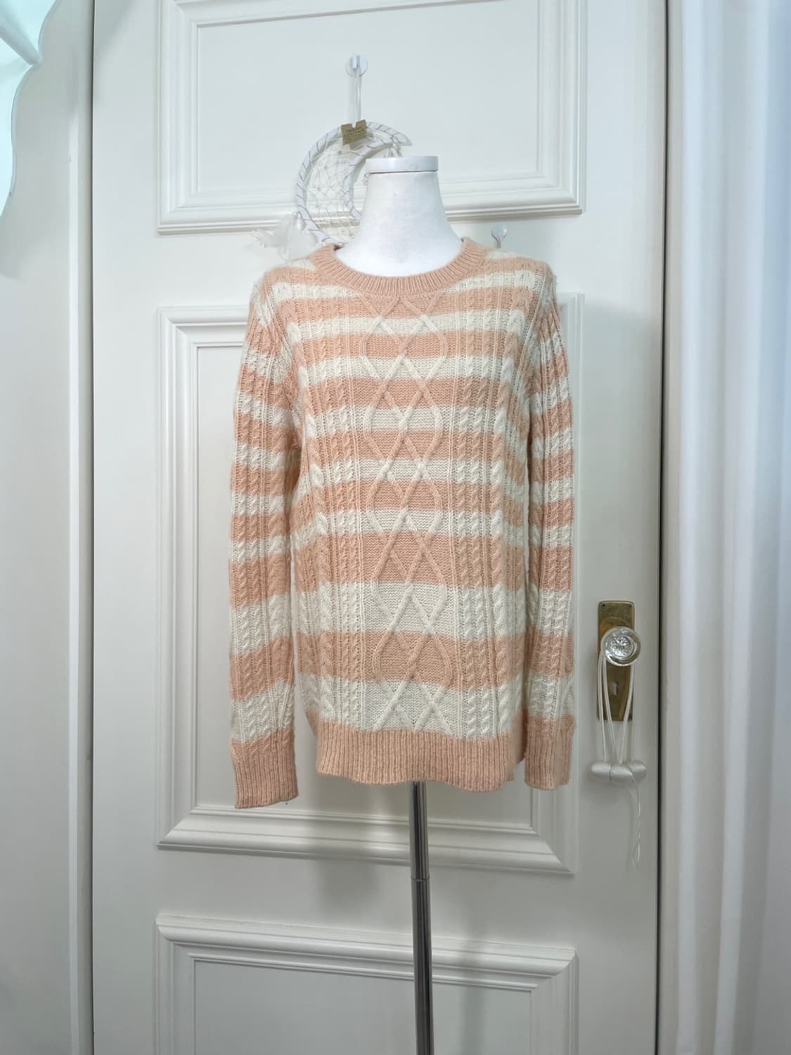 coral ivory stripe twist loose sweater 상품이미지1