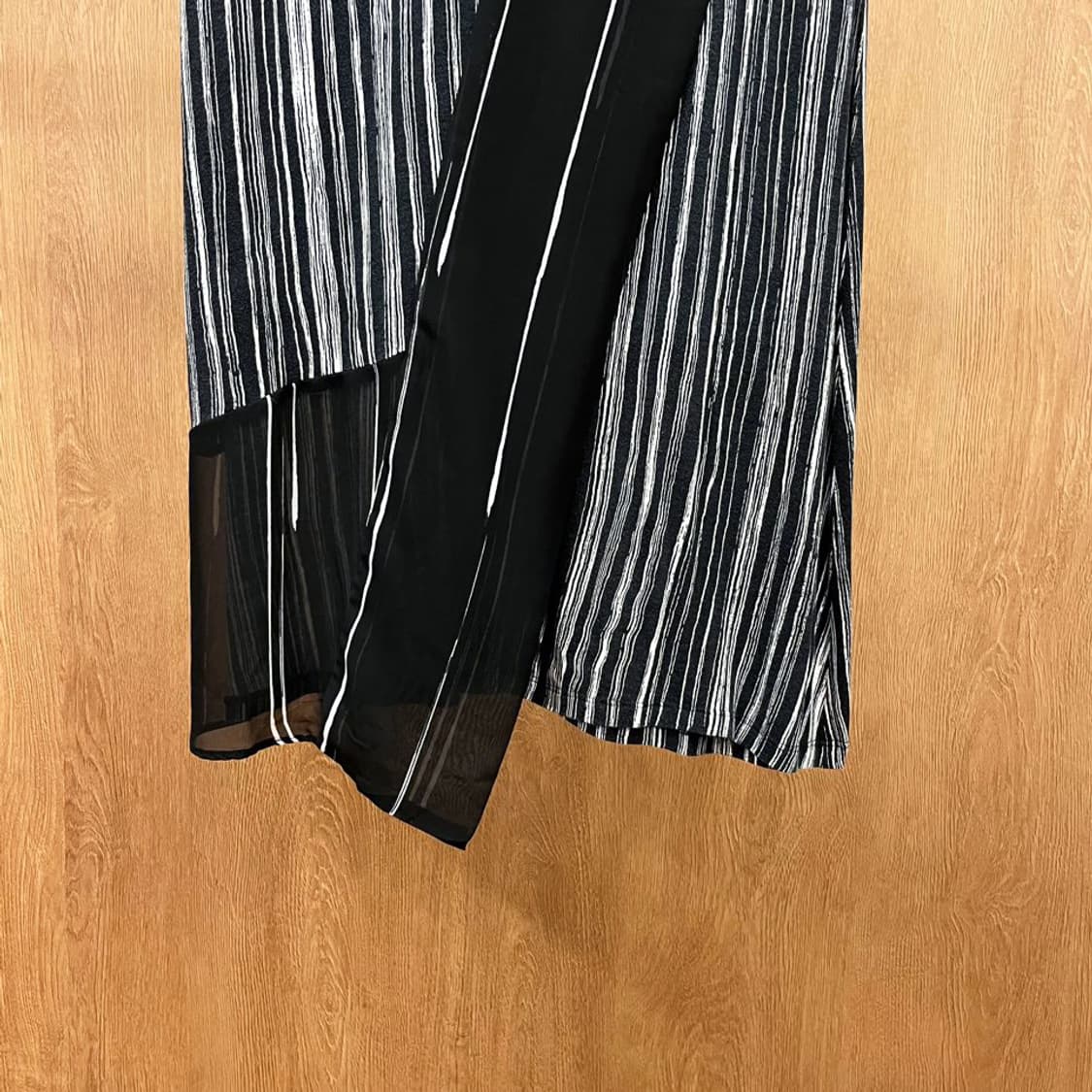 도나카란 뉴욕 미디 스커트 플리츠 믹스 스트라이프 레이어 디테일 블랙 상품이미지5