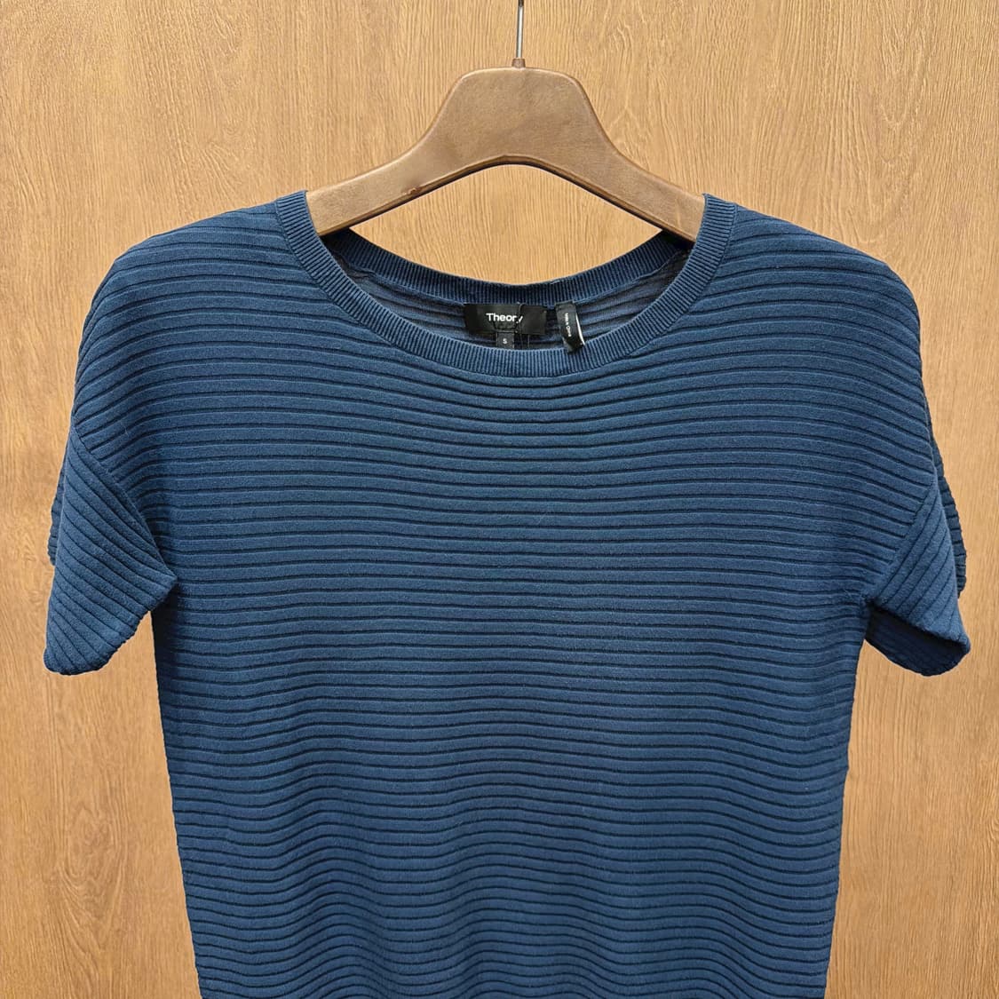 띠어리 라운드넥 반팔 니트 스트라이프 골지 디테일 레귤러핏 블루 상품이미지4