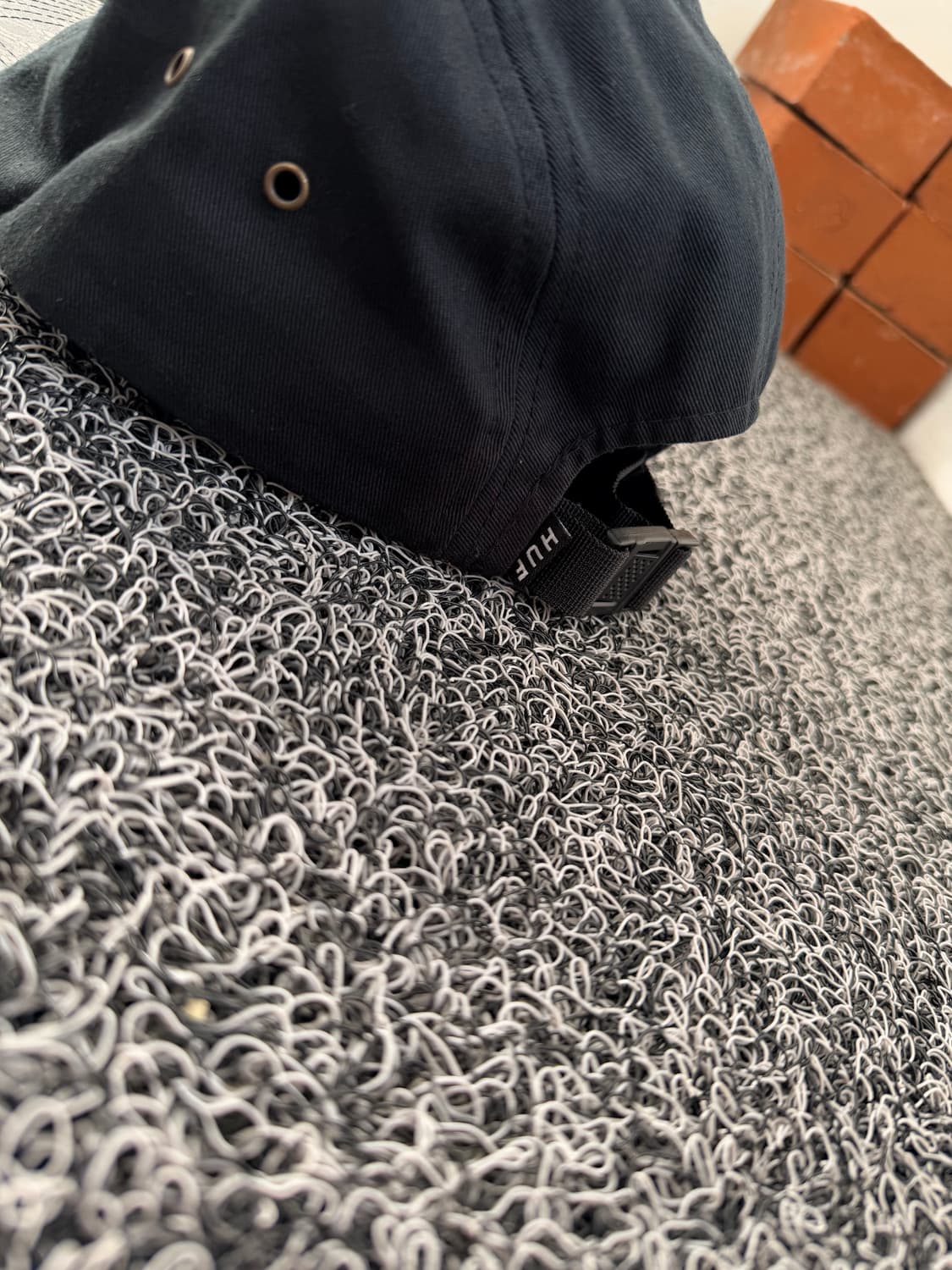 허프(HUF) 블랙 5패널 캡 - 기하학 패턴 챙 포인트 상품이미지2