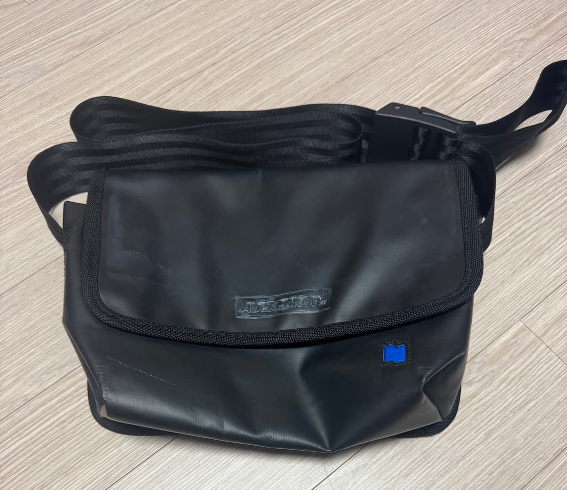 아더에러 트레이스 메신져백 스몰 상품이미지1