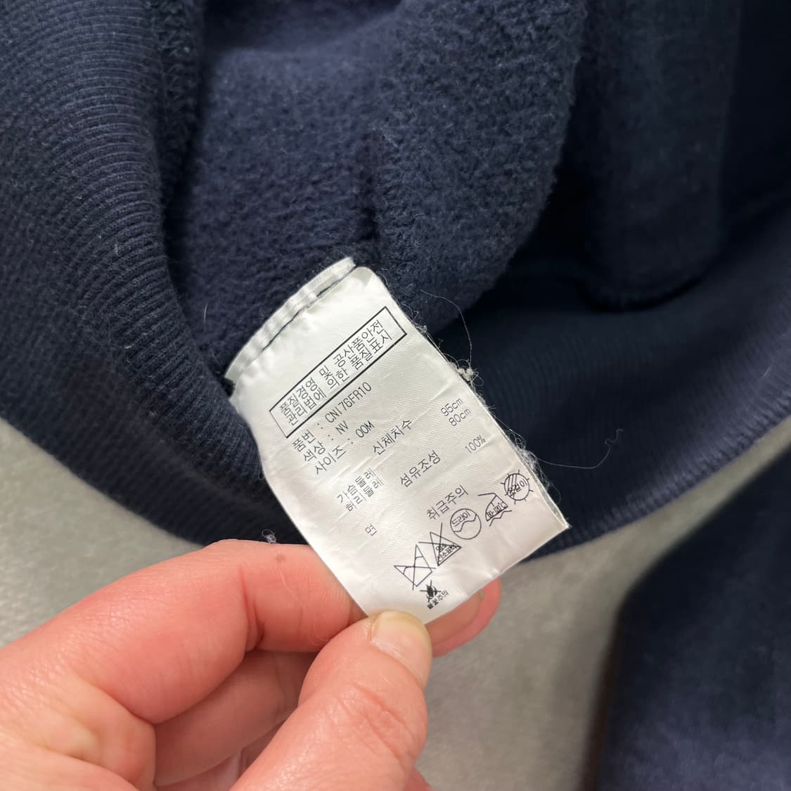 100 디스이즈네버댓 백로고 네이비 후드티 상품이미지6