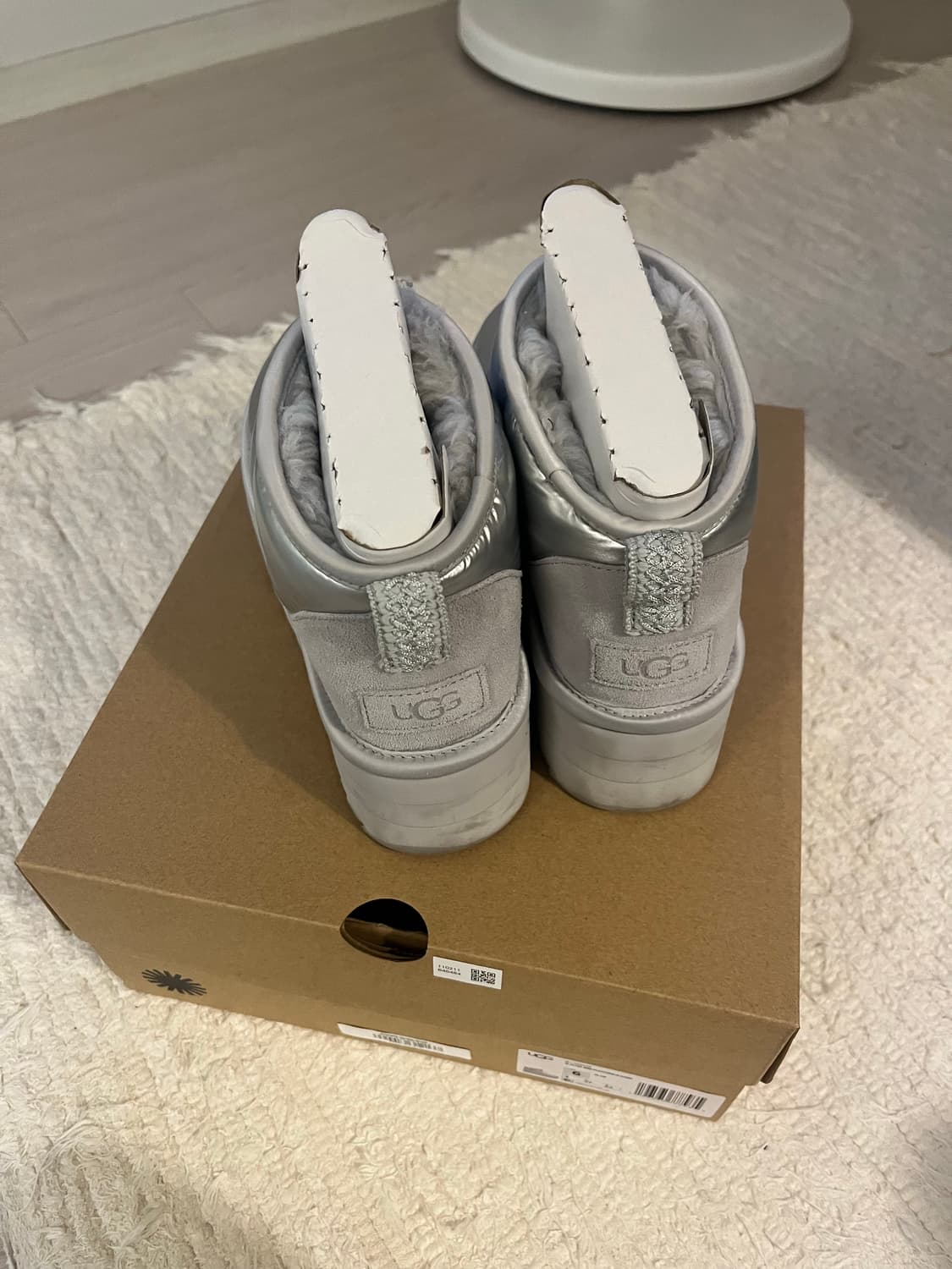 어그 울트라 미니 플랫폼 하이 샤인 실버 230 상품이미지2