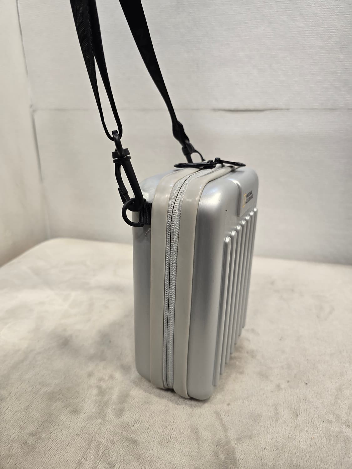 내셔널지오그래픽 미니 캐리어 크로스백 은색 상품이미지3