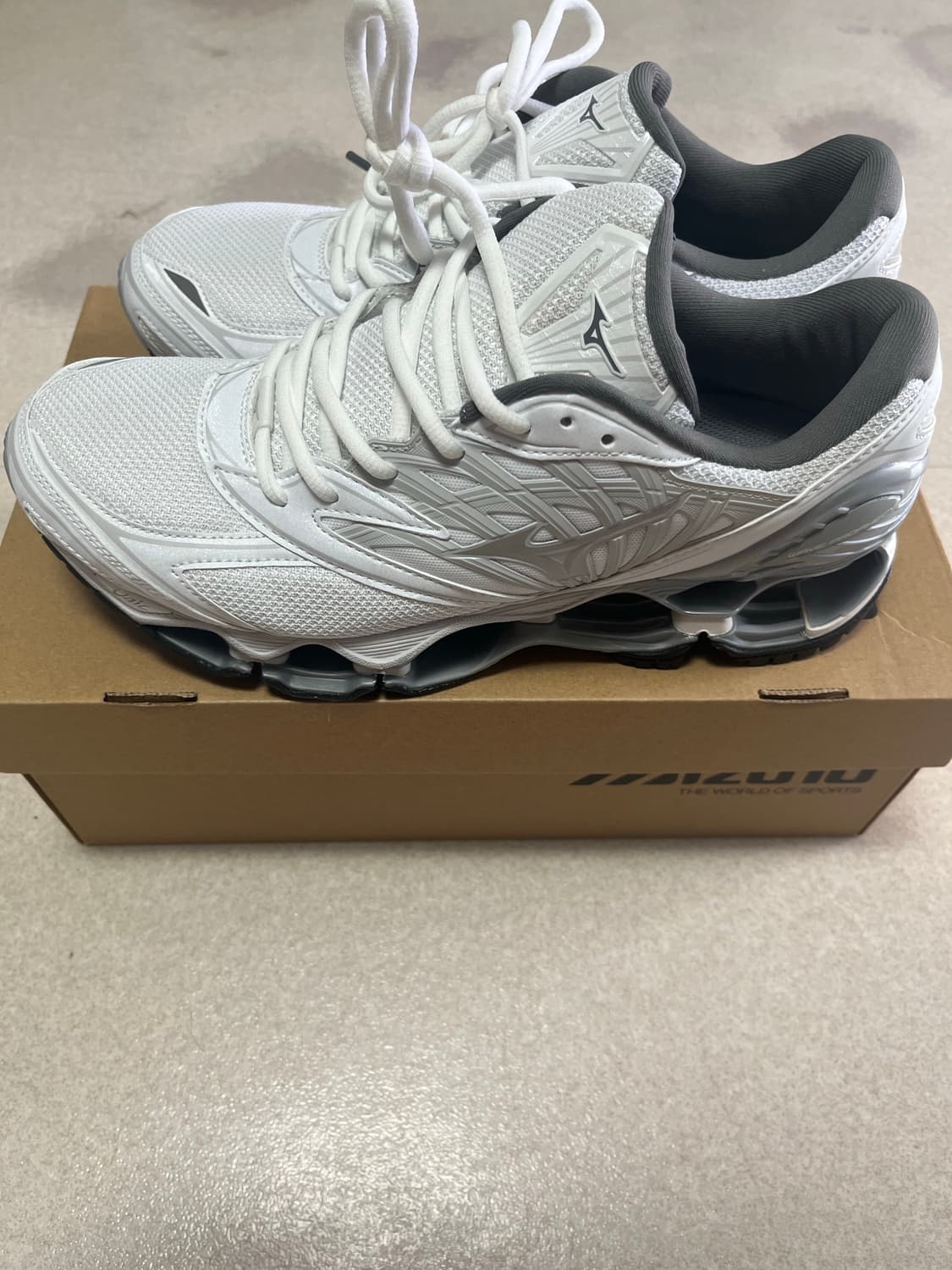 미즈노 웨이브 프로페시 LS 화이트 실버 270사이즈 팝니다 상품이미지2