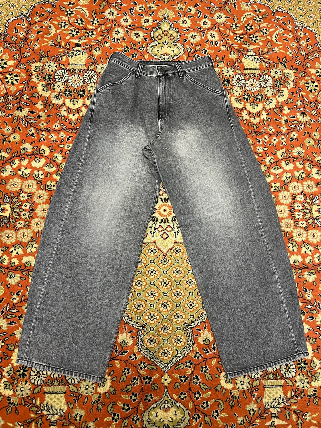 [30] 헤칭룸 와이드 커브드 데님 팬츠 워시드 블랙 상품이미지1