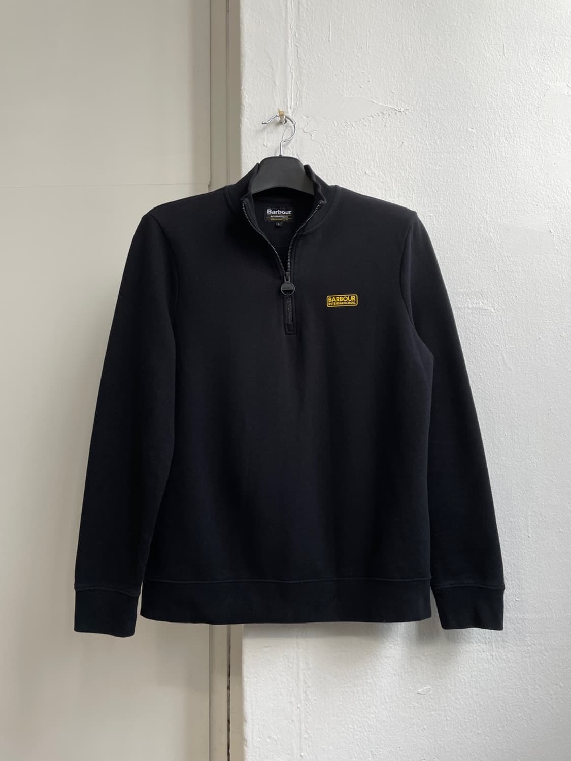 바버 인터내셔널 에센셜 하프집업 맨투맨 상품이미지1