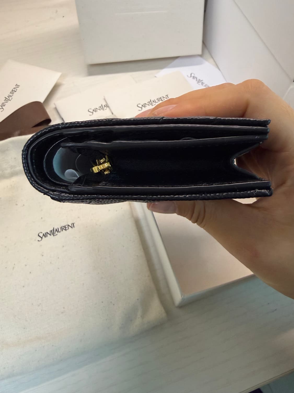 [백화점 구매/새상품] 생로랑 마틀라세 블랙 금장 반지갑 상품이미지7