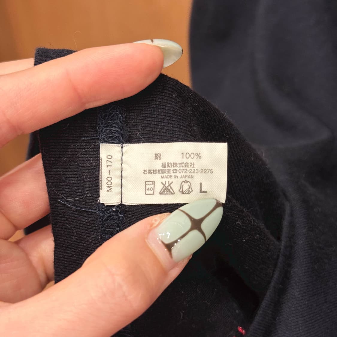 버버리 런던 반팔 티셔츠 레드 컬러 넥라인 밑단 로고 자수 디테일 블랙 상품이미지8