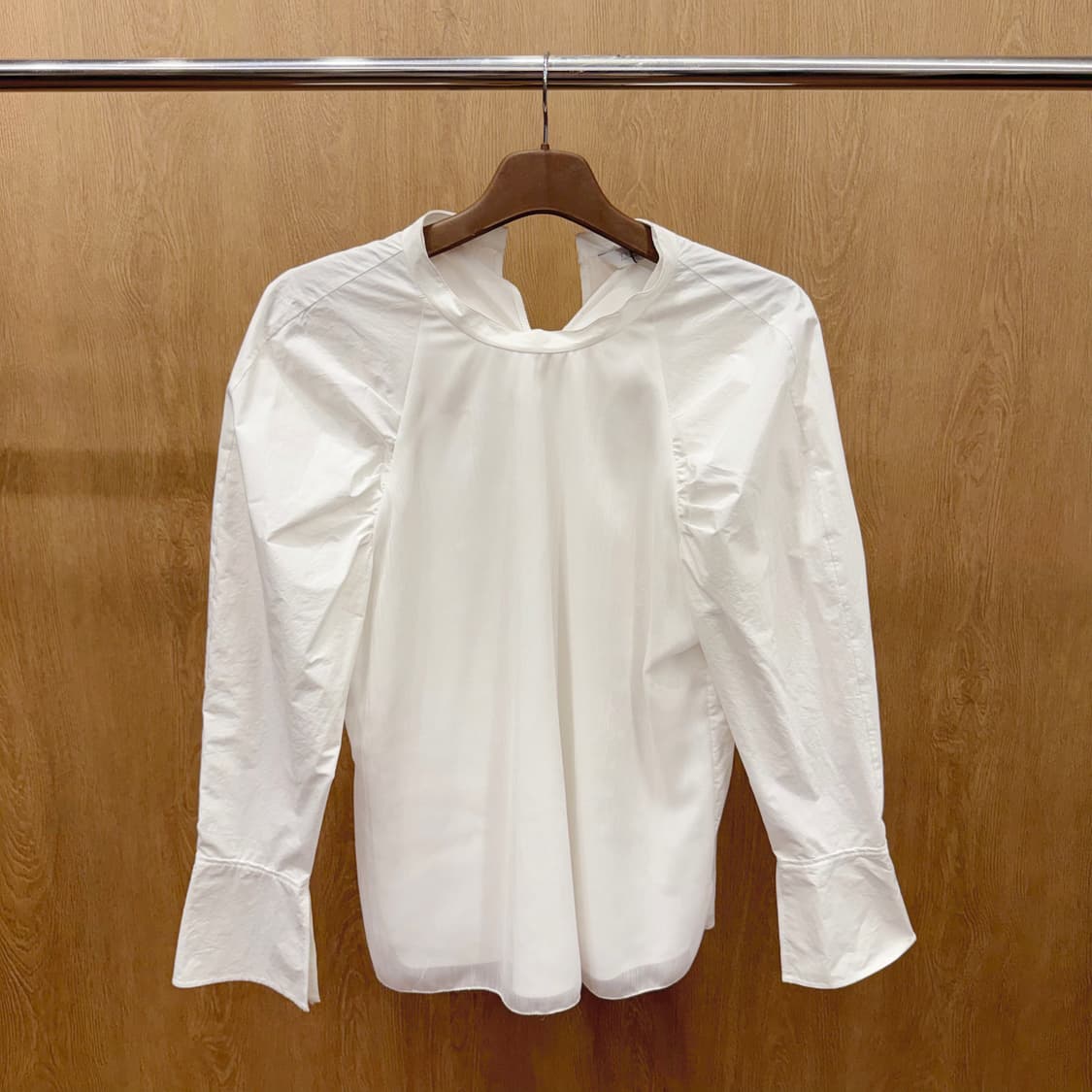 타임 볼륨 슬리브 라운드넥 블라우스 셔링 디테일 미니멀 화이트 상품이미지2