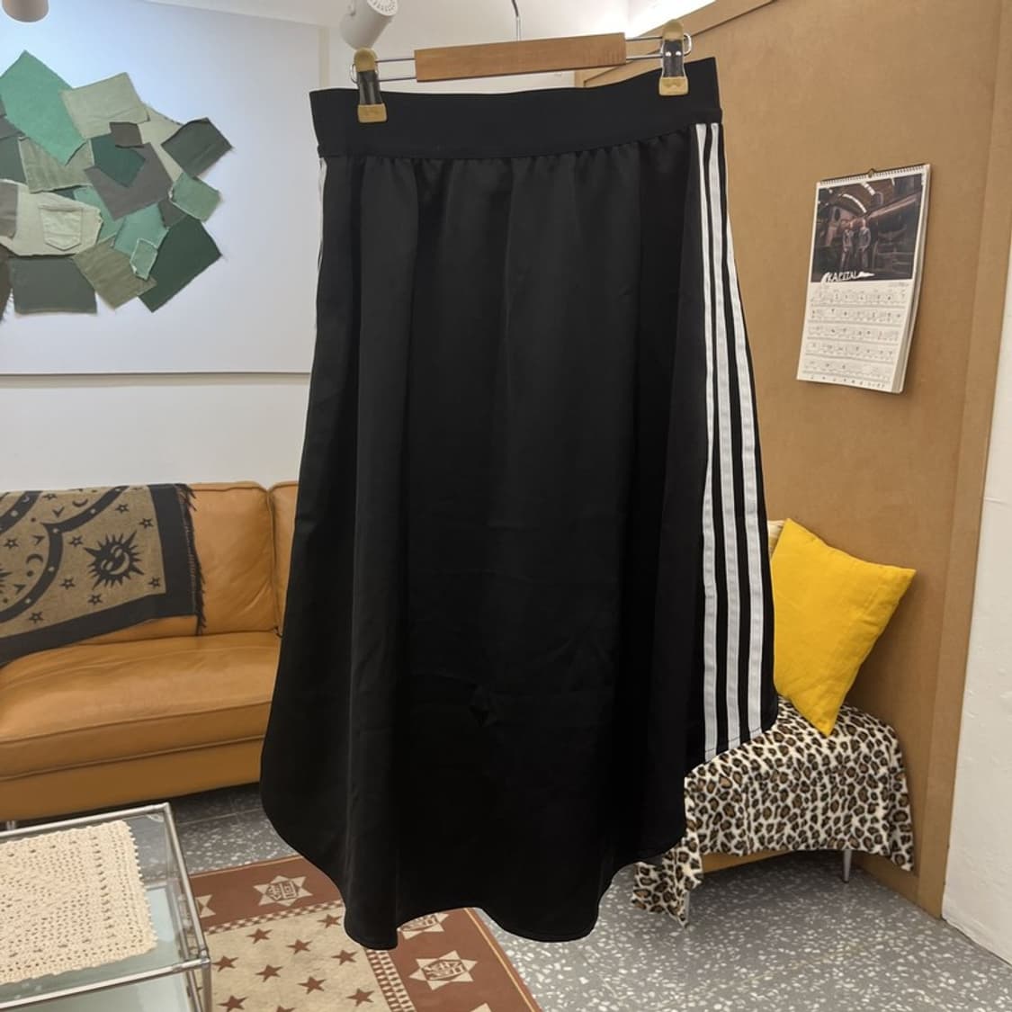 아디다스 스포티 키치 새틴 언발 삼선 플레어 롱스커트 S C10316 상품이미지4