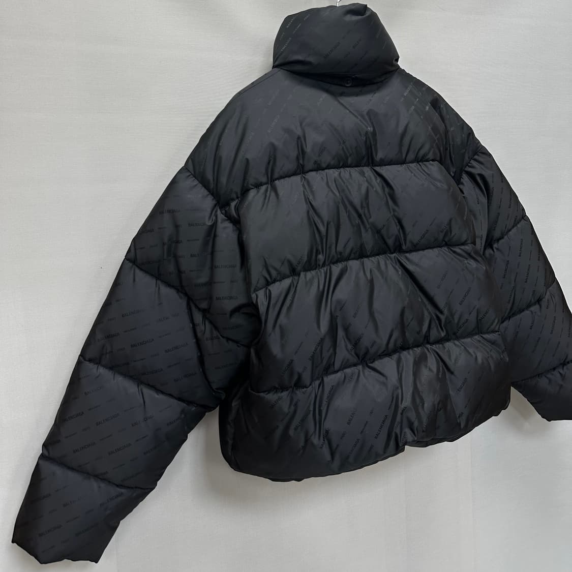 발렌시아가 올오버 BB 로고 패딩 재킷( 여성 크롭 오버핏 ) 상품이미지5