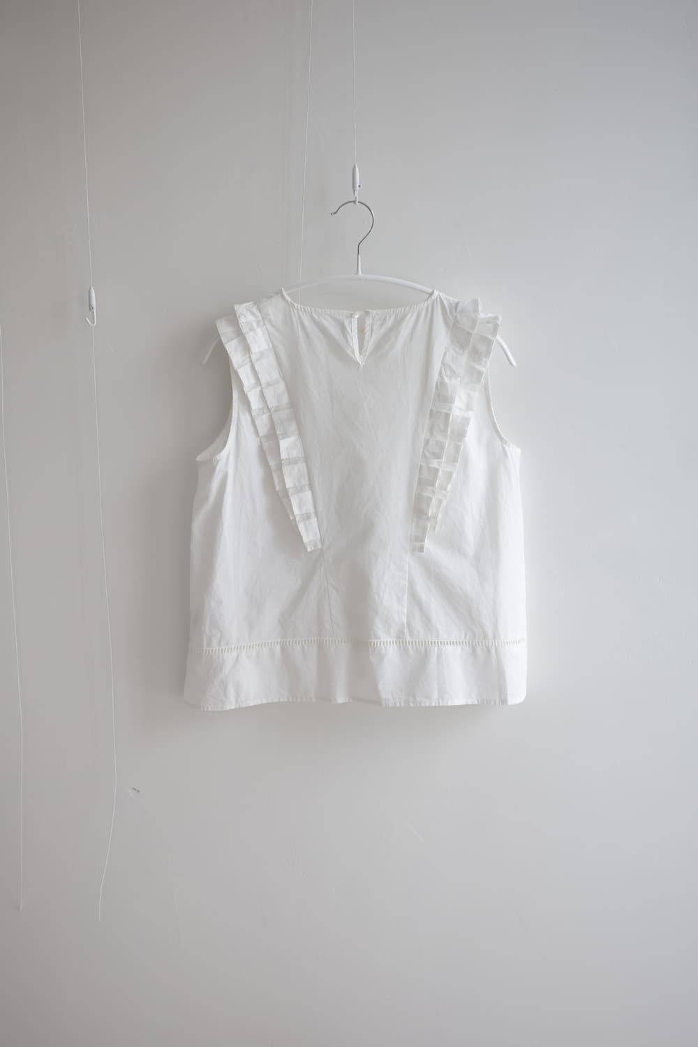 White pintuck ruffle sleeveless blouse 상품이미지1