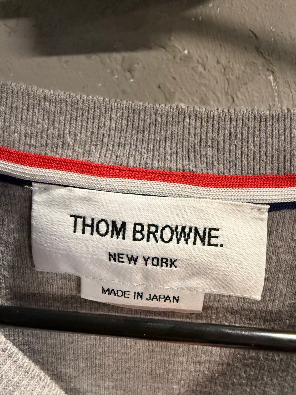 3 톰브라운THOM BROWNE 삼색선 사이드트임 반팔 티셔츠 그레이 상품이미지5