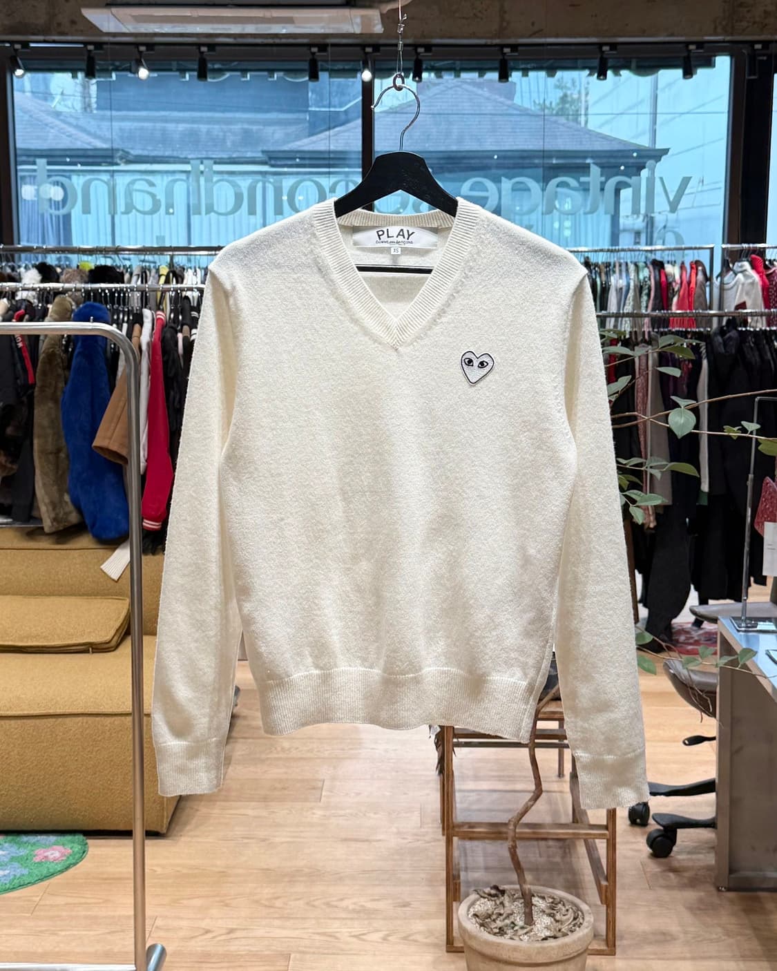 꼼데가르송 플레이 아이보리 화이트와펜 브이넥 니트  상품이미지1