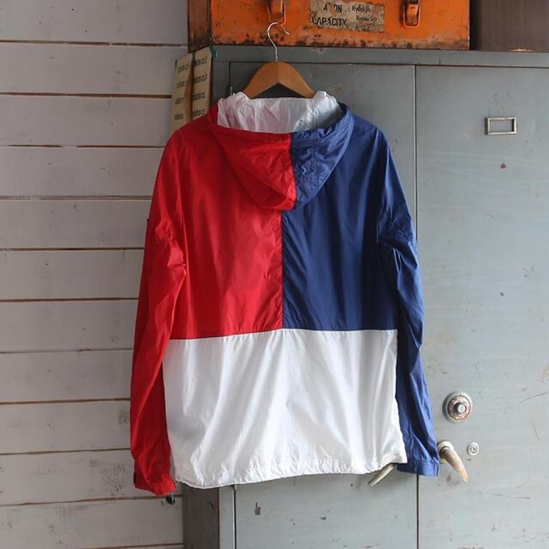 (착용컷) TOMMY JEANS 바람막이 후드 자켓 상품이미지4