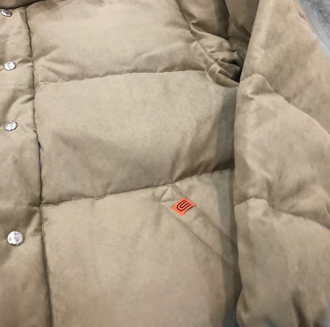 유니버셜 오버롤 스웨이드 숏 다운 자켓 베이지 상품이미지3