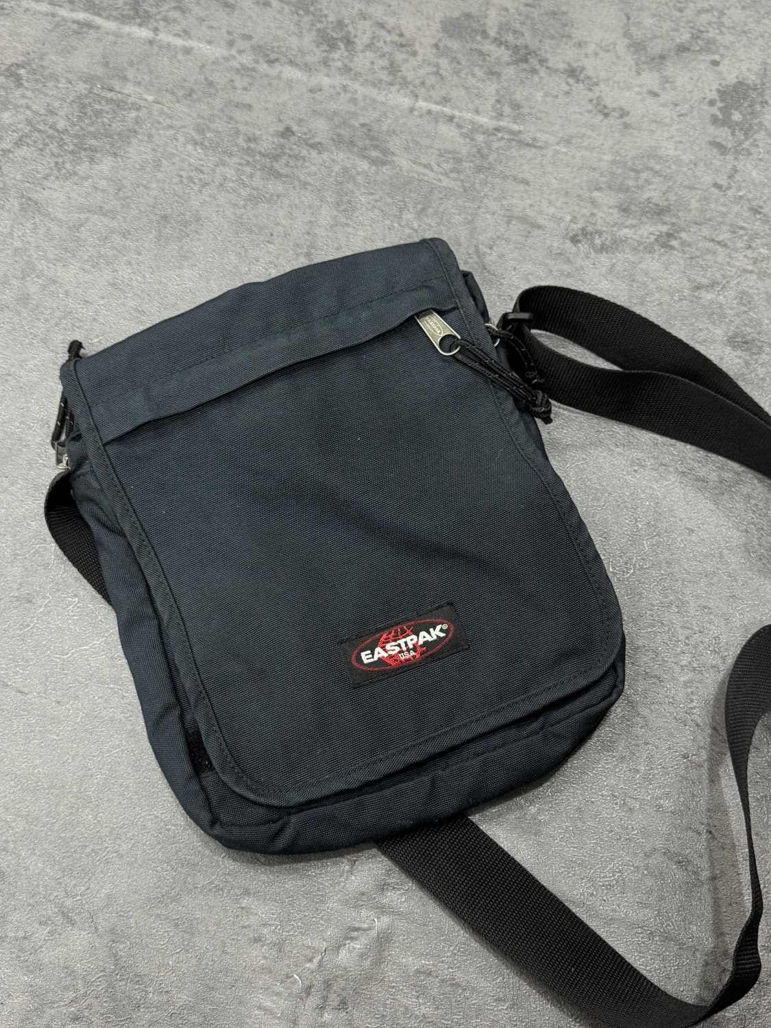 이스트팩 크로스백 상품이미지2