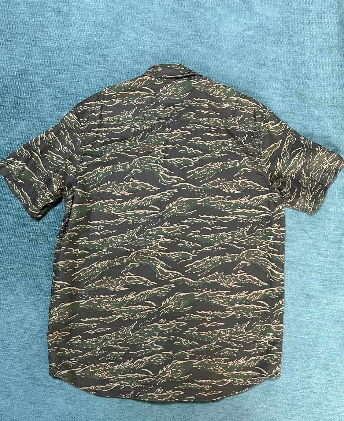 칼하트 카모 타이거 반팔 셔츠 상품이미지4