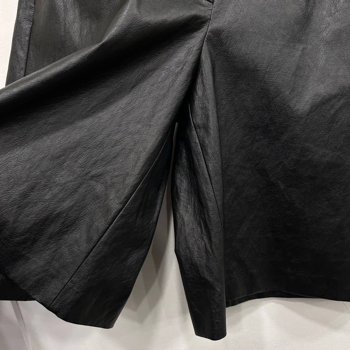 잇 미샤 포켓포인트 크리즈 레더 버뮤다팬츠 상품이미지4